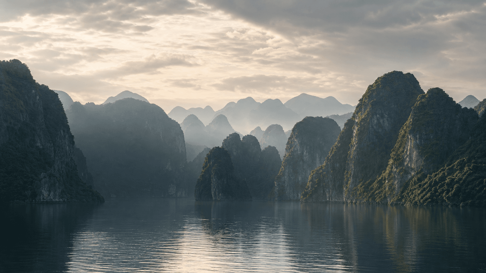 Vịnh Hạ Long trong sương sớm